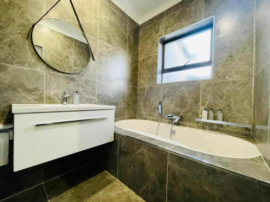 Cozier Glitz Villa Cape Town Eksteriør bilde